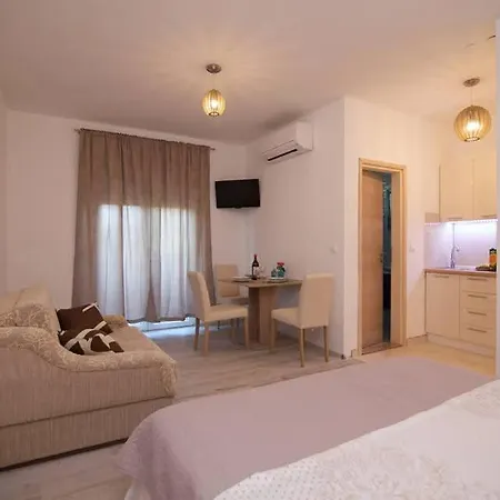 Becky On A Sandy Without Crowd