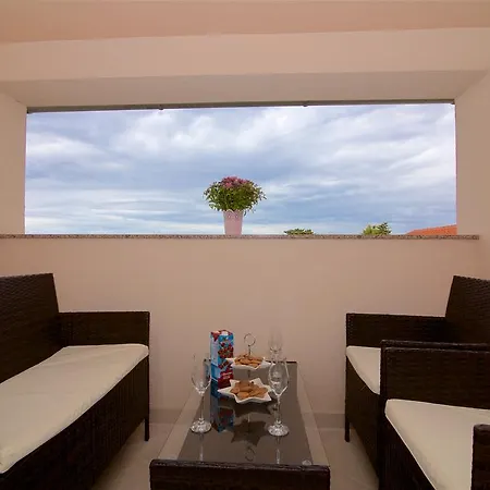 Apartments Becky On A Sandy Beach Without Crowd Daire Sukošan