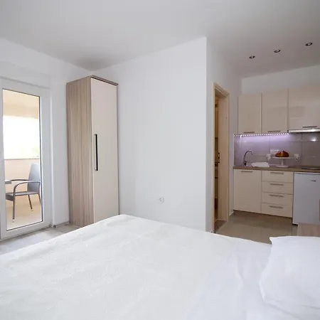 Apartments Becky On A Sandy Beach Without Crowd Daire Sukošan