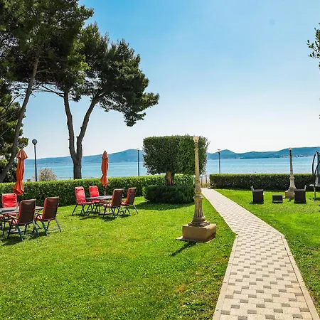 Becky On A Sandy Without Crowd Apartamento Sukošan
