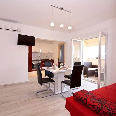 Becky On A Sandy Without Crowd Apartman Sukošan