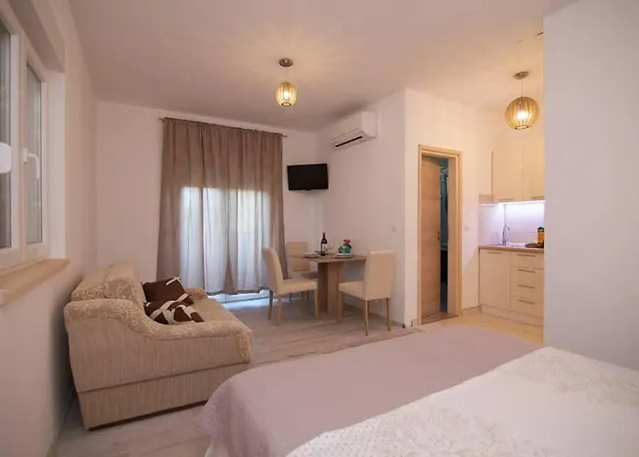 Becky On A Sandy Without Crowd