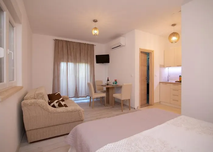 Becky On A Sandy Without Crowd Сукошан